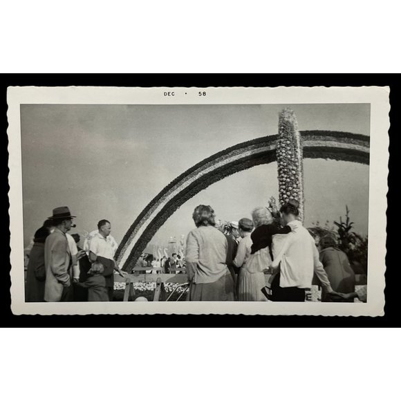 Tournament of Roses Parade Floats Found Photo 1958 Vintage Snapshot Pasadena CA - Picture 2 of 6